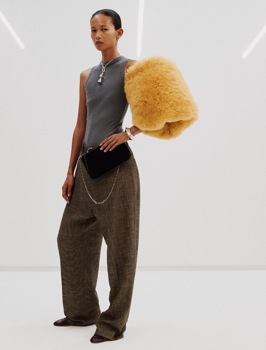 LegendaryLade's tweet image. Phoebe Philo SS26! I need to see Rihanna in that oversized fur arm cuff ASAP!🔥🔥