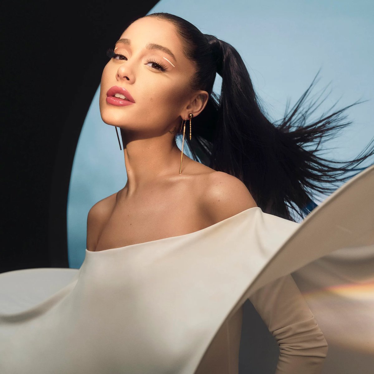 chartdata's tweet image. Ariana Grande extends her record as the female artist with the most songs with 1 billion streams in Spotify history (21).