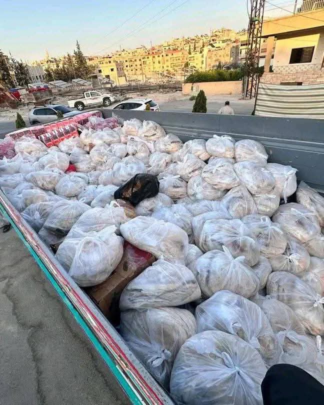 alosh_al1's tweet image. في لفتة إنسانية، أطلقت النبك ويبرود والقرى المحيطة في القلمون بريف دمشق حملة إغاثة شاملة لدعم المهجرين قسراً إلى درعا، حيث يتم توزيع مساعدات غذائية وطبية في مراكز الإيواء الرسمية.
#ريف_دمشق
#تهجير_بدو_السويداء