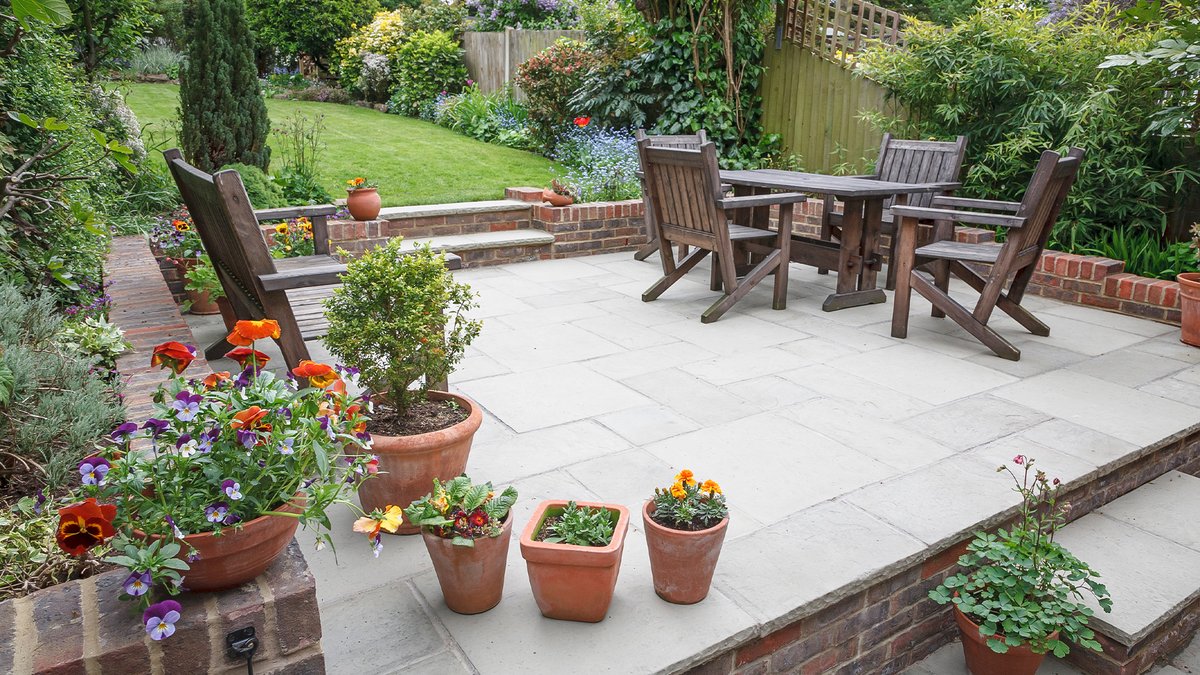 Curious about how extreme temperatures are impacting UK gardens? Check out this insightful article to learn more! 👉 zurl.co/jbJjl 

#BUILD #Gardening #UKWeather #Temperatures