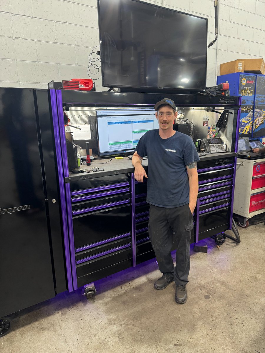 WestHerr's tweet image. For this week's #TechnicianTuesday, we headed over to West Herr Nissan of Williamsville to meet Shop Foreman, Alex Peters! 👋🚘🛠️ #TeamWestHerr
Read More!
➡️ bit.ly/TT_AlexPeters