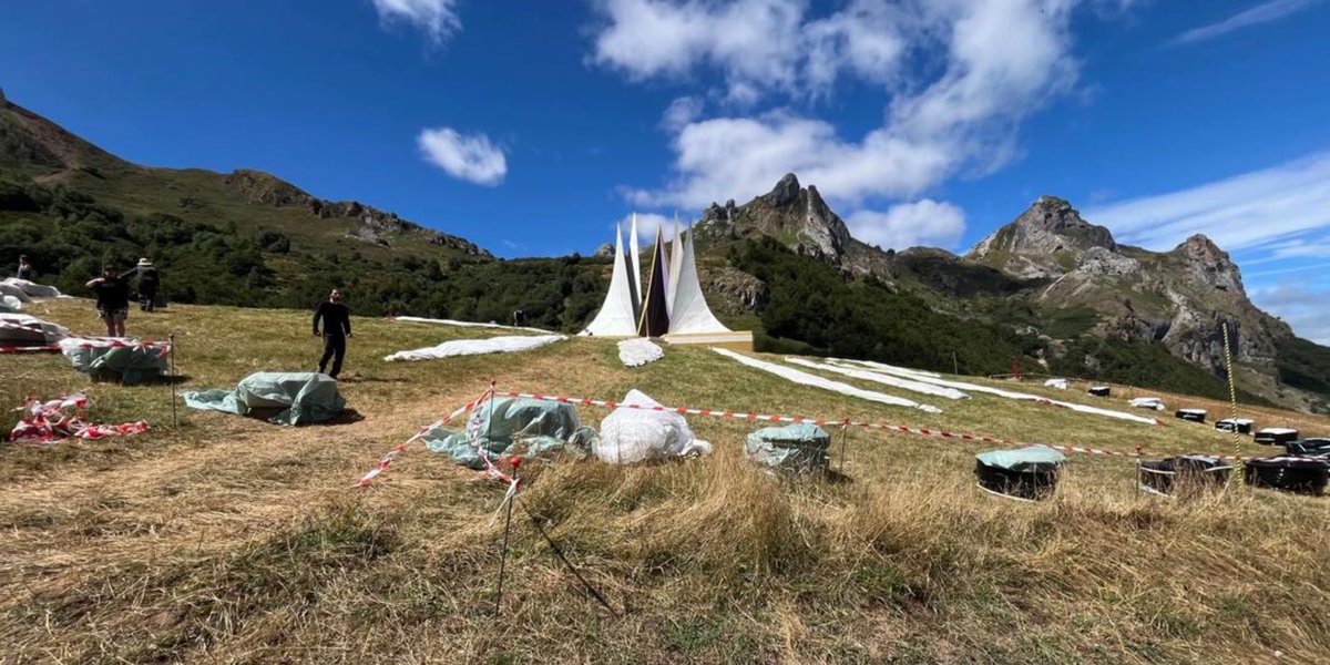 panempropaganda's tweet image. MORE Hunger Games: Sunrise on the Reaping set photos out of Spain
Thanks AGAIN to ahhh_just.rndm on TikTok, we have new images showing further construction on the Cornucopia set in the mountains of Somiedo Natural Park in Asturias, Spain. You can see the tribute platform circle…