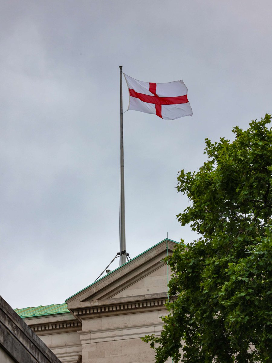 DefenceHQ's tweet image. The St George’s Cross is flying over our headquarters for the @Lionesses 🏴
A team that’s shown incredible grit and teamwork. The Armed Forces know a thing or two about that.
Good luck – we’re rooting for you!
#WEURO2025 #Lionesses