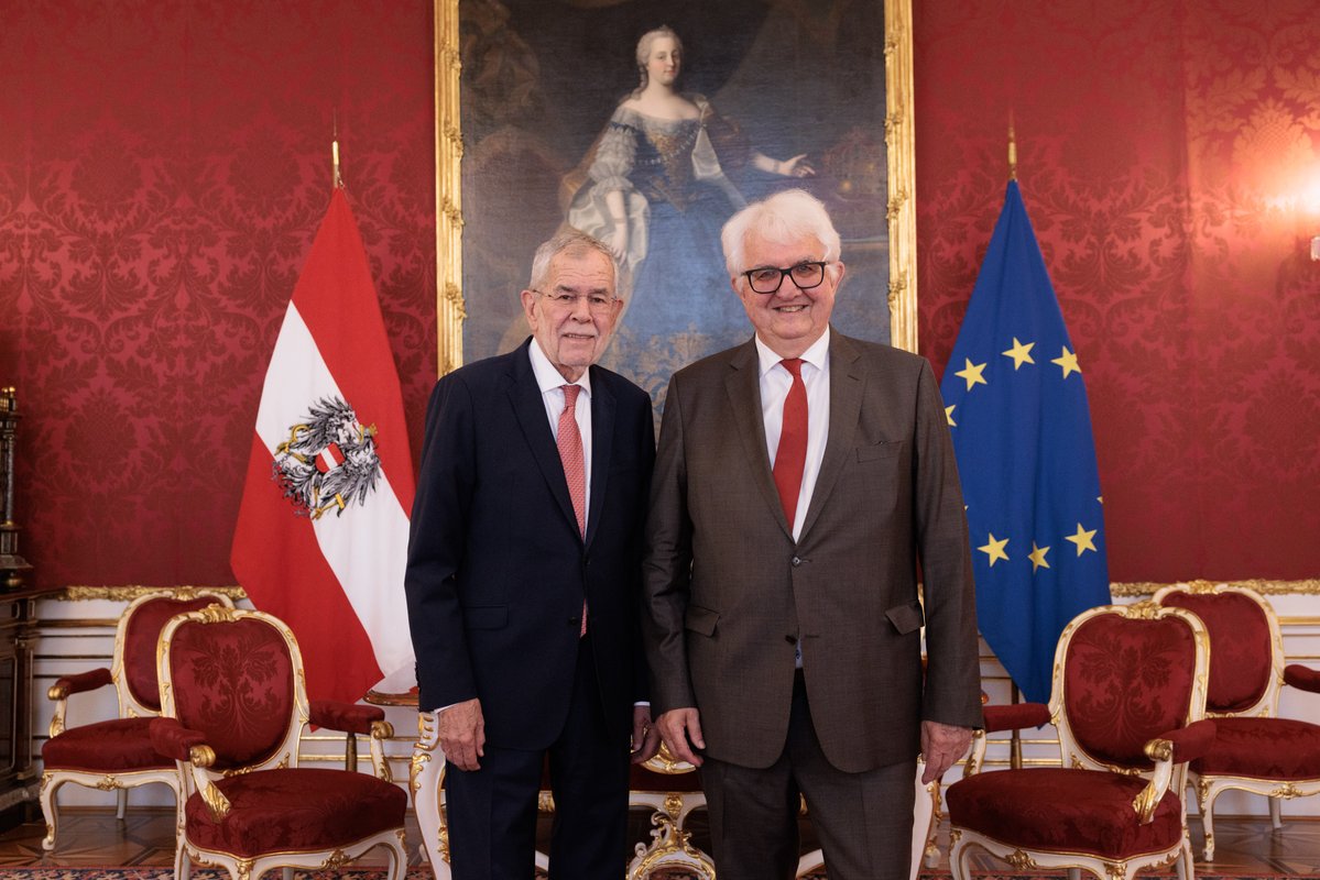vanderbellen's tweet image. Ende August endet die Amtszeit von @oenb-Gouverneur Robert Holzmann – eine Amtszeit, die für die Wirtschaft und den Finanzmarkt sehr fordernd war.
Ich danke Robert Holzmann für sein Wirken im Dienste der Republik! (vdb)