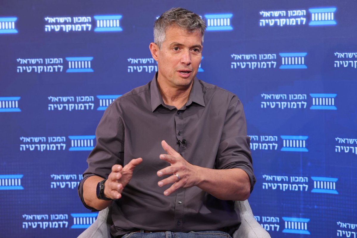 DemocracyIL's tweet image. יועז הנדל, לשעבר שר התקשורת ומייסד תנועת המילואימניקים, בכנס #זמןהכרעה:
אין שום דבר אחר לעשות: מי שלא משרת שירות צבאי או לאומי, לא משנה אם הוא חרדי חילוני או ערבי לא יכול לקבל את אותן זכויות כמוני, ולא יכול להחליט עלי ועל הילדים שלי. הוא לא יוכל לבחור ולא יוכל להיבחר. זה נשמע…