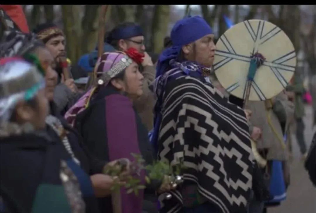 Murosyresisten's tweet image. 🔴 WALLMAPU, DIFUNDIMOS.
"TEMUCO, MARTES 22 DE JULIO, 10:00 AM CONVOCATORIA ACOMPAÑAR AL MACHI JUAN QUEUPUMIL EN LAS AFUERA DE LOS TRIBUNALES ".
El día de ayer Lunes 21 de julio, en el sector de casa Teja, sector Huichawe, en la comuna de Padre Las Casas, fue violentamente…