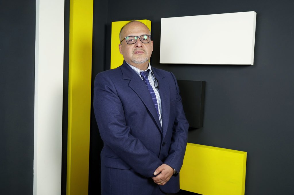 Ojo_Publico's tweet image. #EntrevistaOP 🎙️El coordinador de las fiscalías ambientales, Frank Almanza, contó que los mineros ilegales suben a sus maquinarias a niños indígenas para usarlos como escudo y evitar que estas sean destruidas.
✍️@epatriau
📸Giuseppe Vicente
👉ojo-publico.com/entrevistas/al…👈