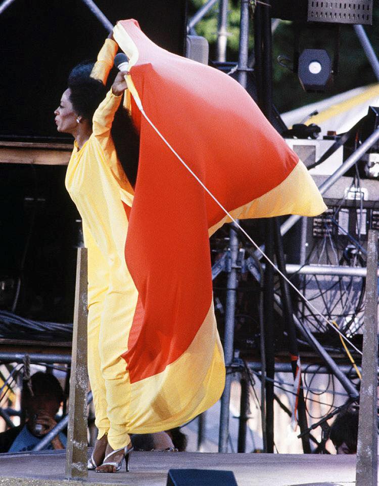 TheDustinFitz's tweet image. "It's a new day! It's a beautiful day!"
Today in 1983, #DianaRoss returned to New York's Central Park, as promised, following the torrential downpour that ended her concert early the night before.