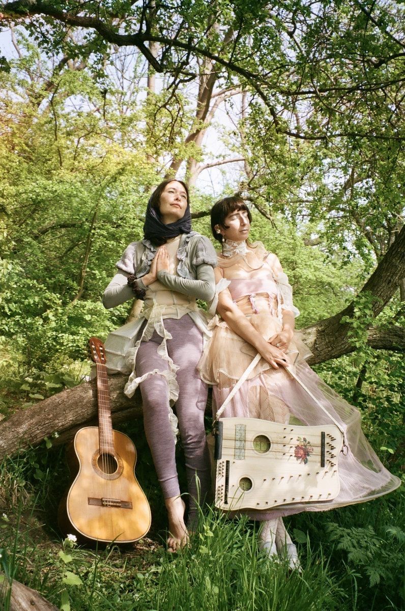 #NeDinlesek: Sofie Birch &amp; Antonina Nowacka - Hiraeth
(Unsound)

İkilinin ikinci ortak çalışması, dijital ses işleme araçlarının dışında kalan, daha önceki bir çağın dokusuna sahip. 

Haftanın yeni müzikleri 👉buff.ly/zW4IxPb