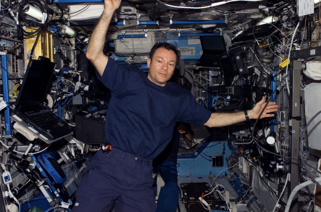 CommanderMLA's tweet image. The current Space Station prioritizes utility over aesthetics and one of the biggest complications aboard the ISS is the myriad cables in the main passageways. Axiom Station is being built to allow for the stowage of cables behind panels, keeping the corridors clear and offering…