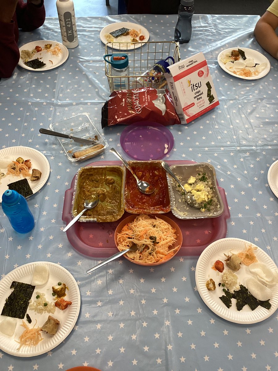 SpringfieldPri1's tweet image. In Geography Class 9 have been looking at China and Shanghai, so this afternoon we tasted some different Chinese foods and tried using chopsticks.