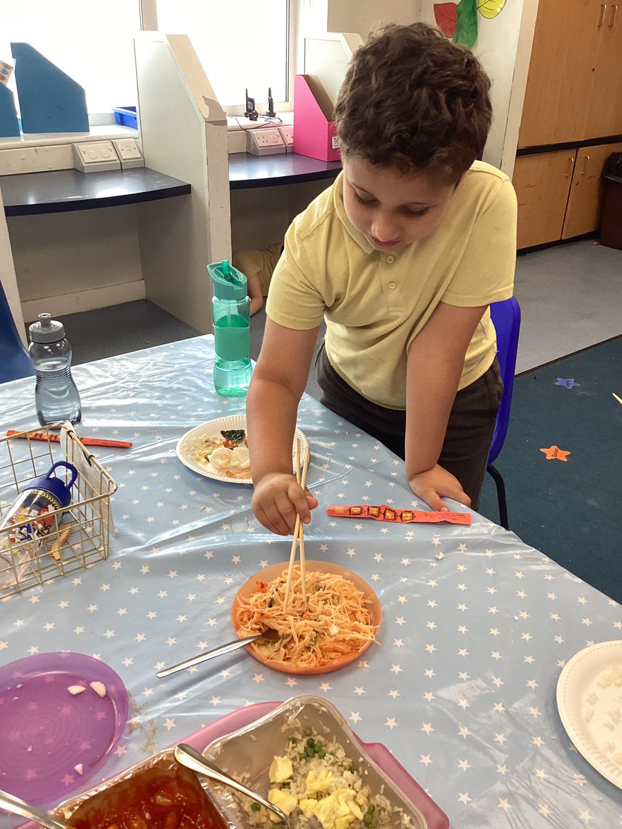 SpringfieldPri1's tweet image. In Geography Class 9 have been looking at China and Shanghai, so this afternoon we tasted some different Chinese foods and tried using chopsticks.