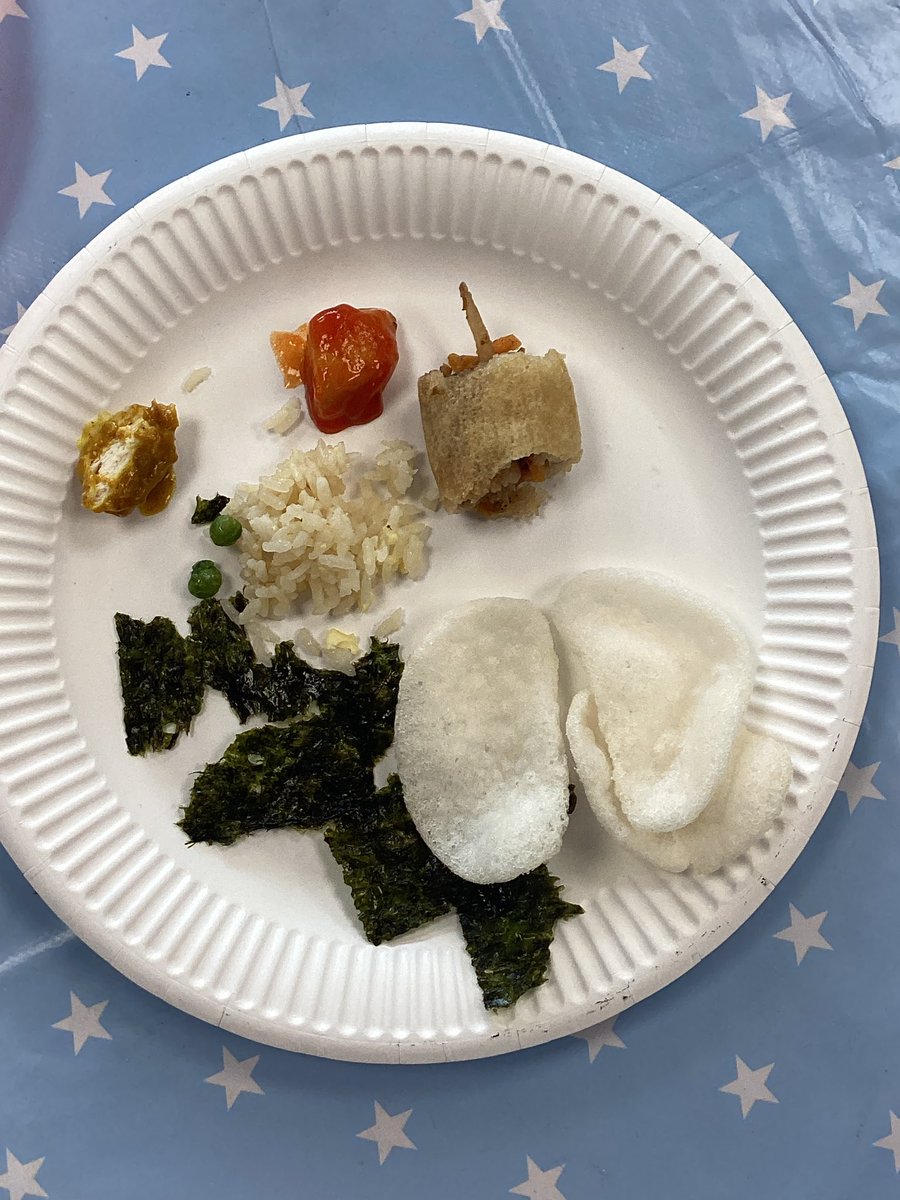 SpringfieldPri1's tweet image. In Geography Class 9 have been looking at China and Shanghai, so this afternoon we tasted some different Chinese foods and tried using chopsticks.
