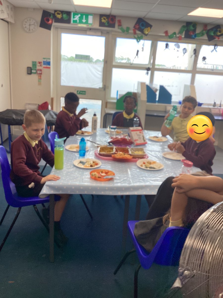 SpringfieldPri1's tweet image. In Geography Class 9 have been looking at China and Shanghai, so this afternoon we tasted some different Chinese foods and tried using chopsticks.