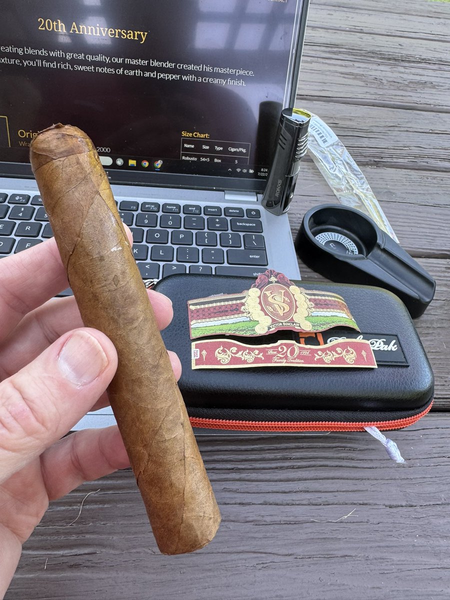 David_CGCB91's tweet photo. #nowsmoking
Working from home and now smoking the lovely Victor Sinclair 20th Anniversary cigar 6x60.   What a lovely stick!  It pairs perfectly with French roast coffee. https://t.co/oCdkwf7Mmz