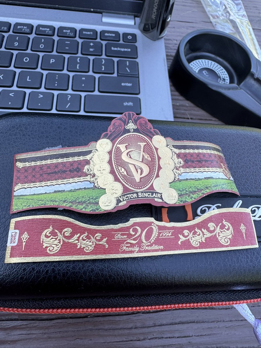 David_CGCB91's tweet photo. #nowsmoking
Working from home and now smoking the lovely Victor Sinclair 20th Anniversary cigar 6x60.   What a lovely stick!  It pairs perfectly with French roast coffee. https://t.co/oCdkwf7Mmz