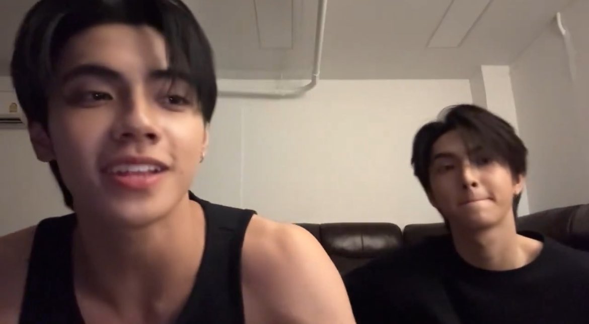 ฉันเลือกเธอ จากผู้คนนับแสนล้าน
หวังว่าเธอจะไม่ทำให้หัวใจฉันแตกร้าว
ฉันเลือกเธอเป็นคนสุดท้าย ก่อนหลับตาลงนอน

แจก 118/ 2 คน เที่ยงคืนนี้ รีอย่างเดียว

#ข้าวผัดหมี่เย็น