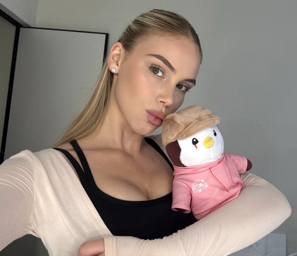 Gm😍🐧

Happy Birthday <a href="/pudgypenguins/">Pudgy Penguins</a> 🎂🥰