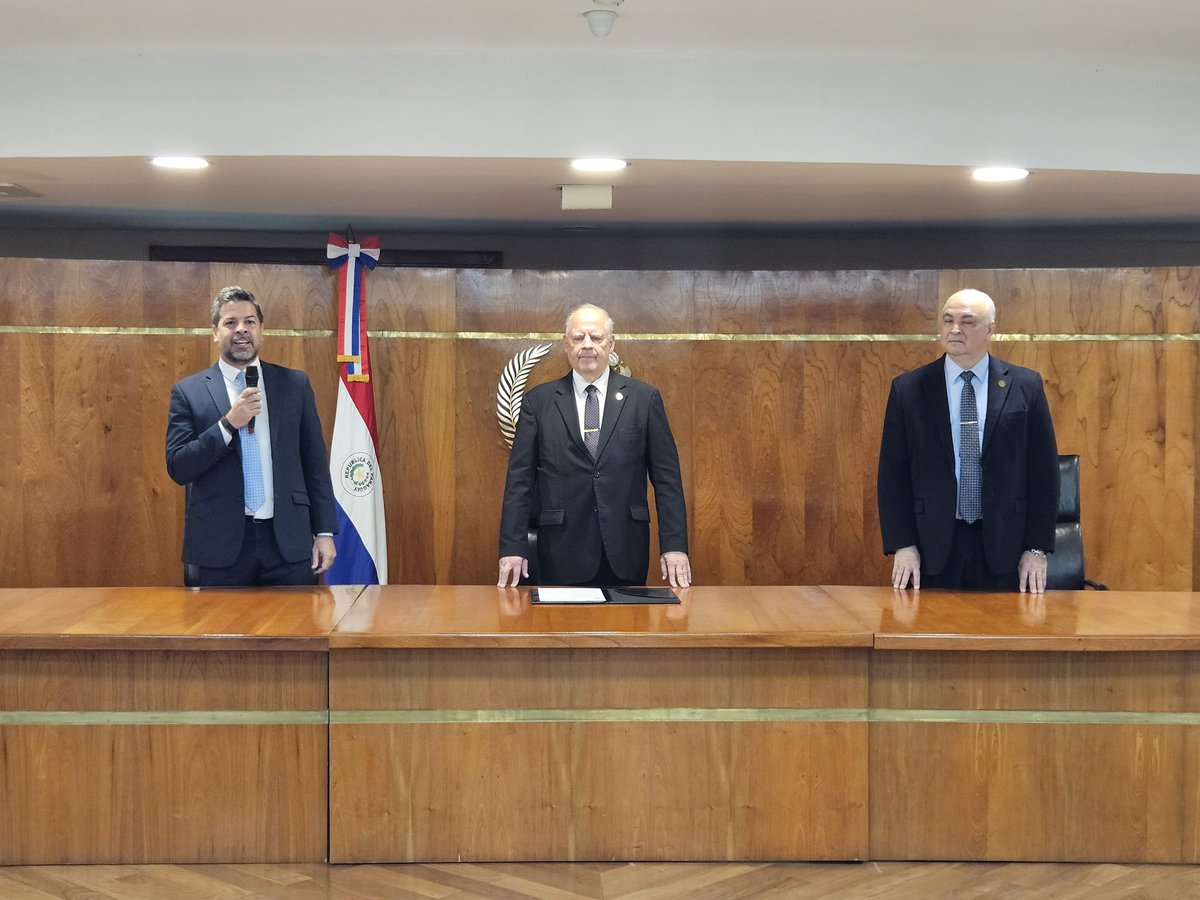 🙌 Está mañana acompañé a los colegas en el solemne acto de juramento como abogados ante la Corte Suprema de Justicia.

¡Éxitos a todos en el ejercicio de la profesión!