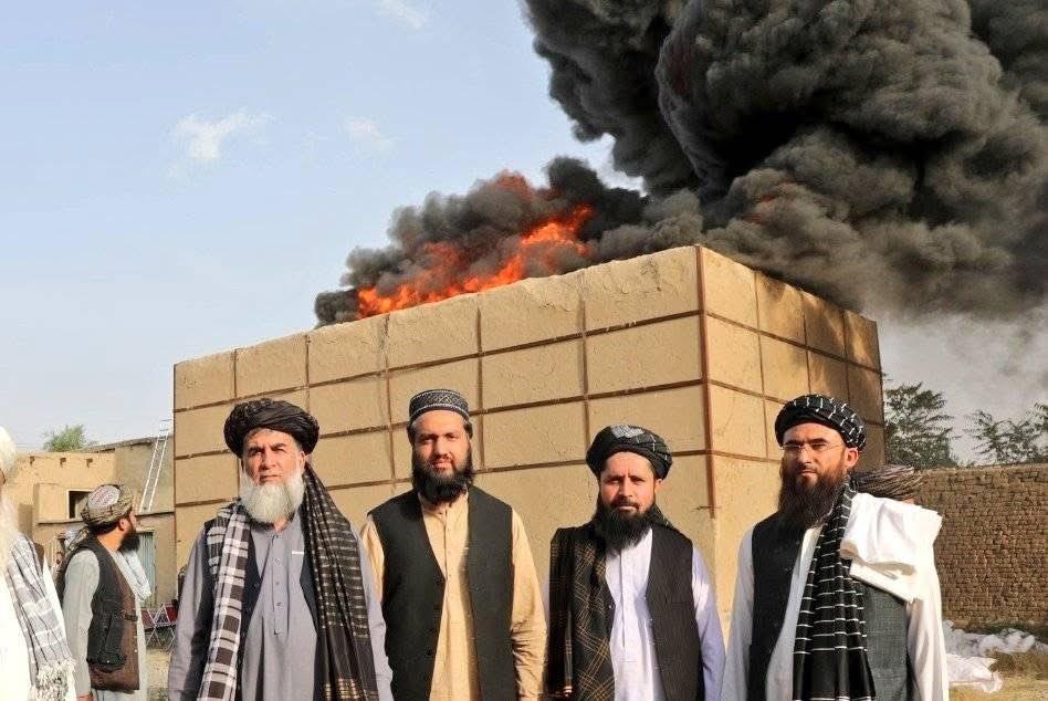 Gh4zi_zai's tweet image. More than one billion Afghani old notes were set at fire.
A sincere request from all Afghans, please take care of the new notes.