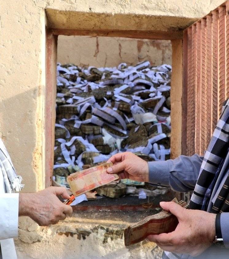 Gh4zi_zai's tweet image. More than one billion Afghani old notes were set at fire.
A sincere request from all Afghans, please take care of the new notes.