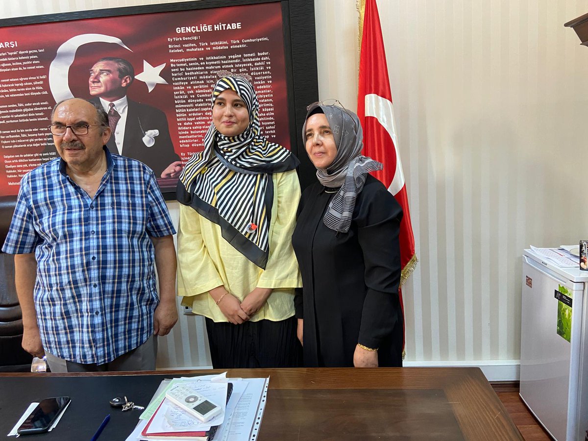 kızımın okuduğu imam hatip lisesinin  Önceki ve şuanki müdürleri, Türkiye geneli sözel sıralamada 311 elden kızm Aşrakat’ı Meşhur onurlandırdılar.  

Bize eğitim veren müdürümüze ve okul hocalarına teşekkür ederiz. 

Teşekkür ederiz Türkiye. İnşAllah bize veridikleri hakları