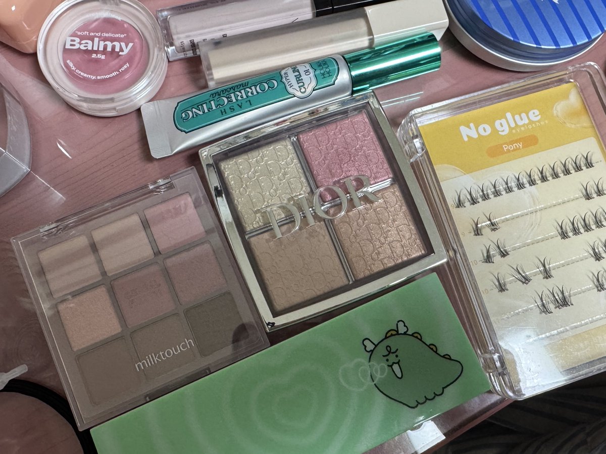 요즘 너무 덥고 힘들어서 사진찍는 모임 아니면 화장을 그냥 안해요
내일은 네컷찍는모임이라 어떠한 결심을 함