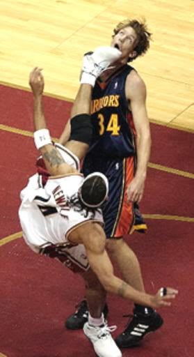 bredcrumcee's tweet image. What possible basketball move leads to this??
