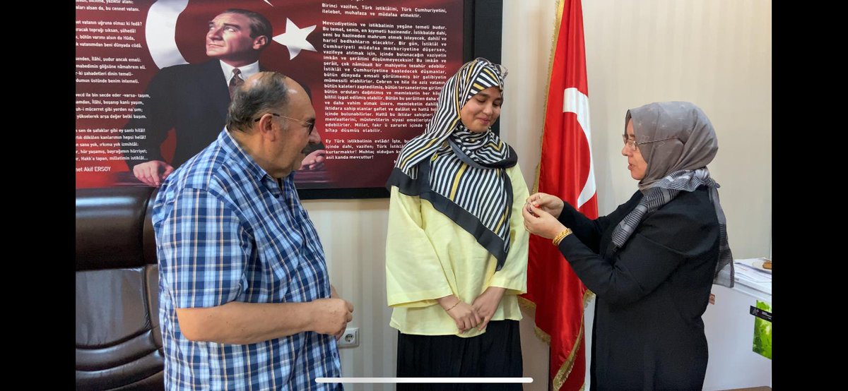 saber_mashhour's tweet photo. الحمد لله..

ابنتي، أشرقت صابر مشهور، نجحت في الثانوية العامة التركية.

حصلت على المركز الأول على مدرستها إمام وخطيب، والمركز الأول على الولاية، والمركز ٣١١ القسم الأدبي، على جمهورية تركيا.

أدعو الله أن ينبتها نباتا حسنا، اللهم آمين.

شكرا لتركيا التي فتحت مدارسها مجانا، لأبنائنا
 وشكرا للمدرسين الأتراك.. 

لم تتلق ابنتي أي دروس خصوصية، وتعليمها حكومي بحت

كما أشكر وزير الداخلية الحكومة 😭😭😭، عفوا، أقصد زوجتى العظمية، فهي البطلة وصاحبة الفضل بعد الله تعالى.. 
وبذلت جهدا جبارا وشاقا، في المذاكرة لابنتنا..

وأعترف بكامل إرادتي دون خوف 😨😨😨، أني لم أساعدها بشيء.

 فكنت دائما مشغولا، بالبحث التاريخي في الفتنة الكبرى، ومقتل أمير المؤمنين عثمان بن عفان، رضي الله عنه، حتى رأيته في منامي.

أنصحكم بشدة، بإلحاق أبنائكم، بكليات السيطرة على العقول: 
القرآن الكريم، التاريخ، السياسة، الإعلام.

هذه كليات إدارة حكم الدول، وتحديد مصير الشعوب
ومنها تخرج القادة الكبار أمثال أبو بكر وعمر وعثمان وأبو عبيدة بن الجراح وخالد بن الوليد والزبير بن العوام وطلحة وعلي وعمرو بن العاص ومعاوية بن أبي سفيان، وخلفاء الأمويين، وسلاطين السلاجقة والمرابطين والعثمانيين.

لا تلقوا أبناءكم في سلة المهملات، كليات الطب.

فإما دراسة علوم السيطرة على الشعوب وقيادتها، أو علوم الرياضيات والذكاء الصناعي والفيزياء والكيمياء والتعدين.

اللهم انصر الإسلام والمسلمين.. وأعد أمتنا متحدة، أمة إسلامية واحدة، كما كانت.
اللهم آمين