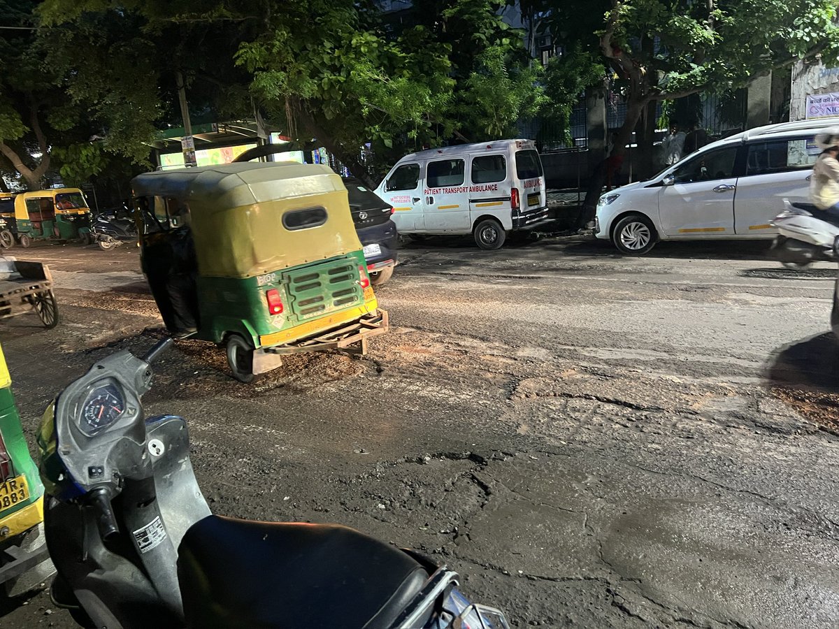 harshkum's tweet photo. Geeta Colony Petrol Pump Chacha Nehru Hospital East Delhi.  Bad road with big potholes, illegal encroachment and parking open Garbage in front of Children Hospital #YeThikKarkeDikhao @drharshvardhan @gupta_rekha @SKBagga2 https://t.co/e31xHOv9W8