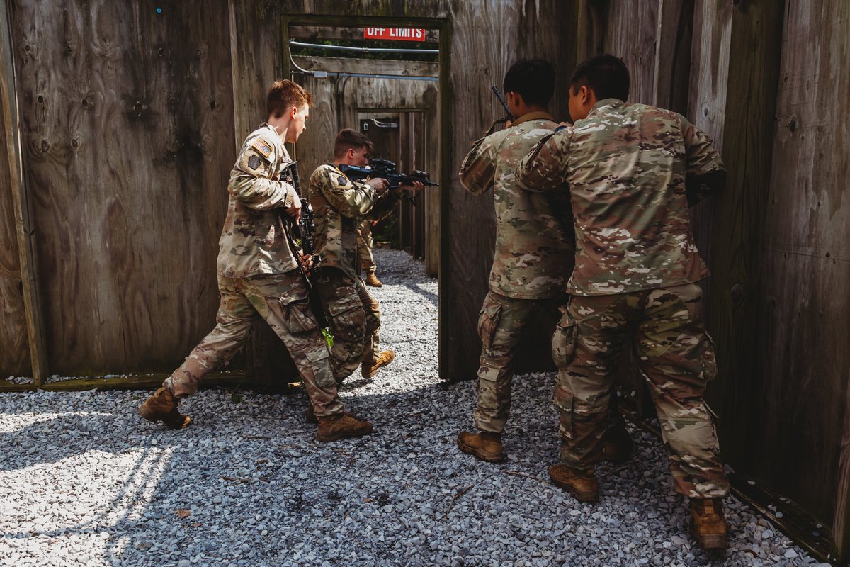 USNationalGuard's tweet image. During their annual training, @PANationalGuard Soldiers trained on various close-quarter battle techniques to strengthen their combat readiness.
🔗nationalguard.mil/News/Article-V…