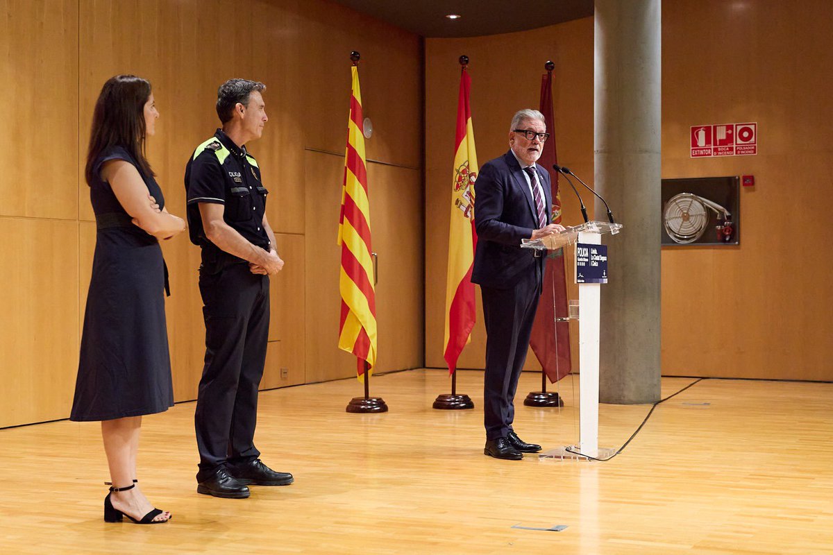 👮‍♂️ Avancem i complim: avui Lleida fa un pas més en seguretat amb 21 nous agents, 3 sergents i 7 caporals a la Guàrdia Urbana. Quan poseu el vostre esforç al servei dels altres, escriviu la millor versió de la ciutat que volem ser. Endavant amb orgull i responsabilitat! 👏
