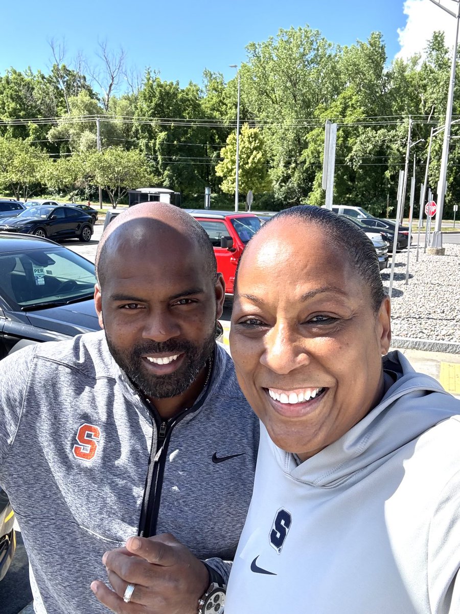 CuseCoachJack's tweet image. Walking around this great city and look who I run into! Coach Fran! I got a quick snap and a hug and let him go on his way. 🤗🍊 #TogetherWeWill!🍊