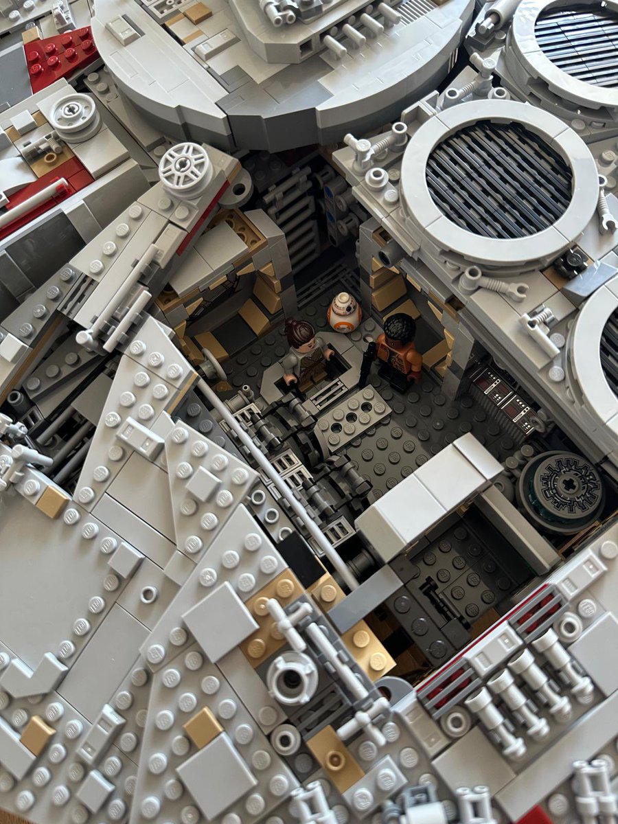 OlitzschG's tweet image. Deep insights into a parsec runner .. plenty of space to disappear, hide and store.
MFalcon75192
