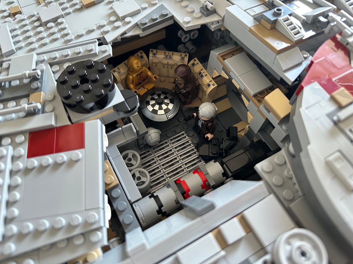 OlitzschG's tweet image. Deep insights into a parsec runner .. plenty of space to disappear, hide and store.
MFalcon75192