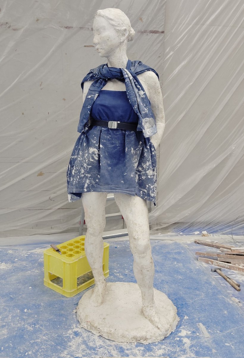KIO_4413's tweet image. 等身像に作業着で服作れる謎の才いらんて