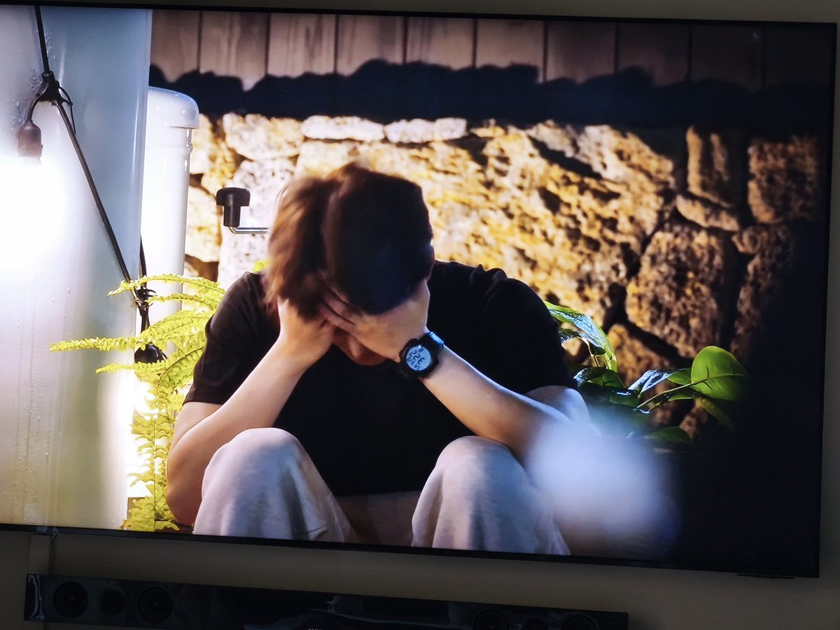 #másvaletardequesolteros Necesito una hora con este chico y un traductor