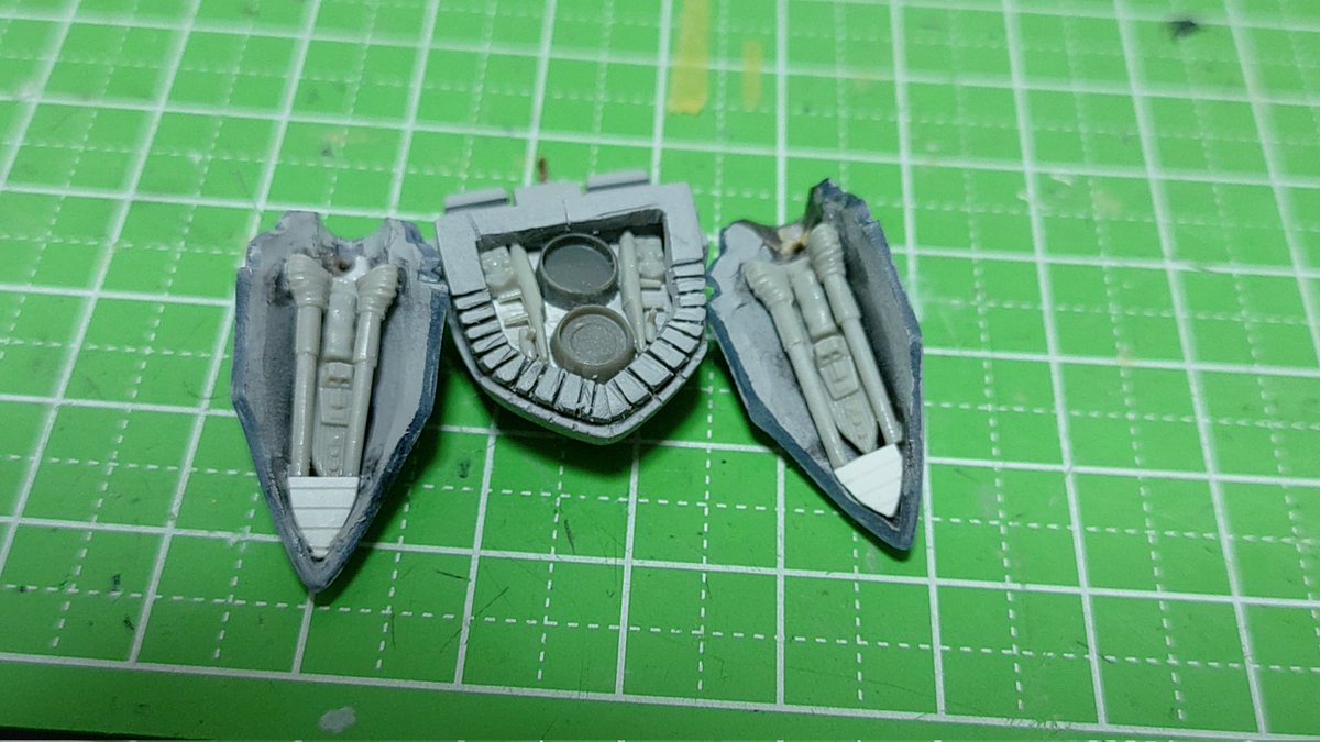 ucas_2014's tweet image. チョコサプが話題に上がってますが、あえて「2分で作るガンダム名鑑」のシャンブロ。
ほとんど見えない裏側にゴチャメカ追加。リフレクタービットの射出口も作り直し!
#2分で作るガンダム名鑑
#シャンブロ
#マ艦展