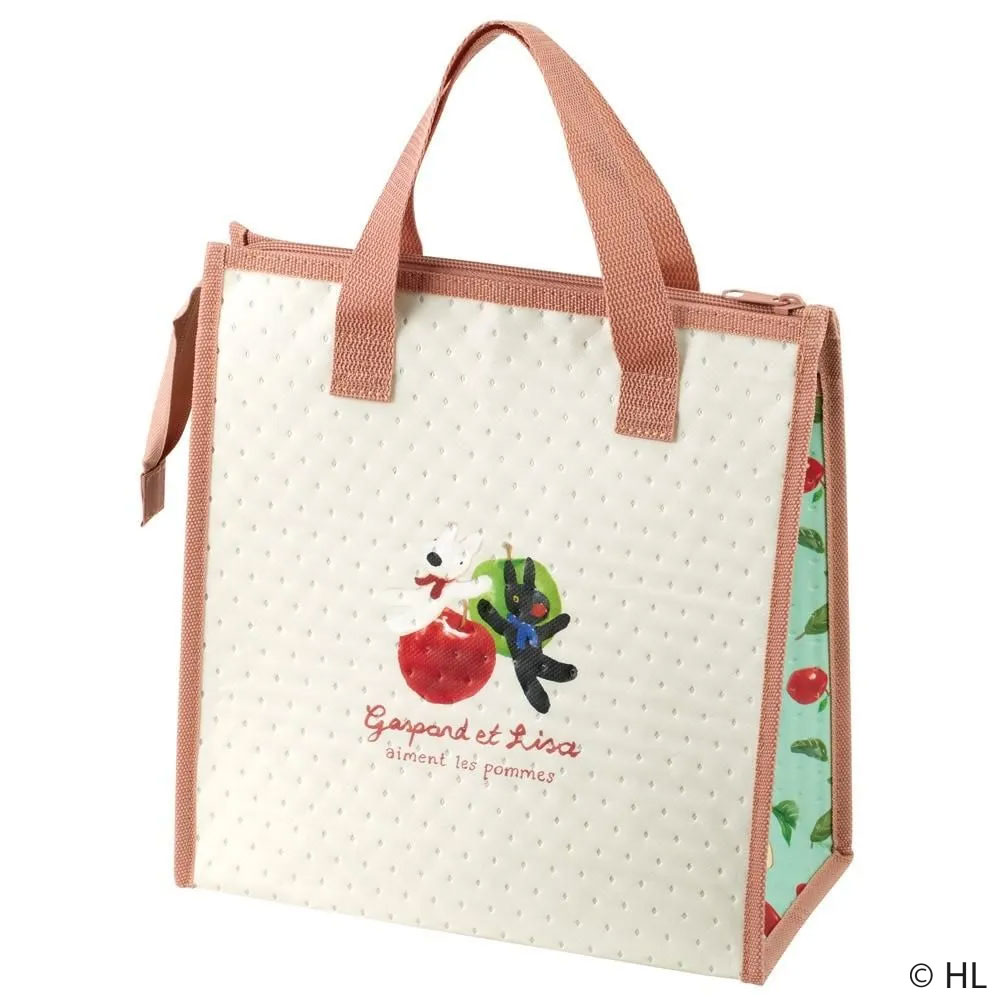 Gaspard_Lisa_JP's tweet image. りんごと遊ぶリサとガスパール🍎🍏😊
お弁当箱とマイボトルが一緒に入るゆったりサイズです。財布やスマホなどの小物を入れても◎
『不織布ランチトートバッグ (POMMES)』
gaspardetlisa-shop.jp/?pid=187469259
#リサとガスパール #リサガス