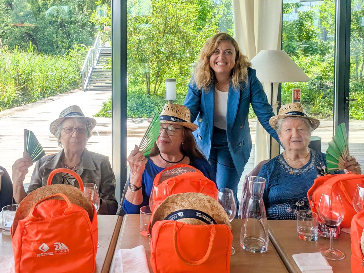 instituthds's tweet image. 🌞 Ce mardi 22 juillet, l&apos;opération #SourireDEté a de nouveau enchanté les seniors de @VilleAntony, @Ville_BoulogneB et @VilledeVanves. Tous se sont retrouvés au restaurant Les Roseaux du Hangar Y pour un moment inoubliable.

Rires, partages et émotions étaient au rendez-vous et…