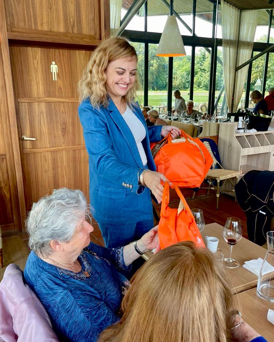 instituthds's tweet image. 🌞 Ce mardi 22 juillet, l&apos;opération #SourireDEté a de nouveau enchanté les seniors de @VilleAntony, @Ville_BoulogneB et @VilledeVanves. Tous se sont retrouvés au restaurant Les Roseaux du Hangar Y pour un moment inoubliable.

Rires, partages et émotions étaient au rendez-vous et…