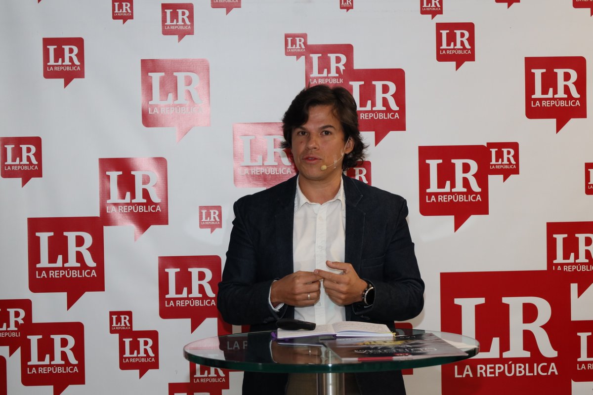 larepublica_co's tweet photo. #ForosLR | "Desde el sector público, tenemos un caso con la Supersubsidio, que tenía el reto de cómo ser ágil con sus usuarios y mejorar su experiencia. Si hoy entran a su página web, hay un chatbot desarrollado con coconstrucción, donde entrenamos la inteligencia artificial para dar respuestas seguras, claras y ágiles", dijo Carlos Murillo Gallego, CEO de DataKnow