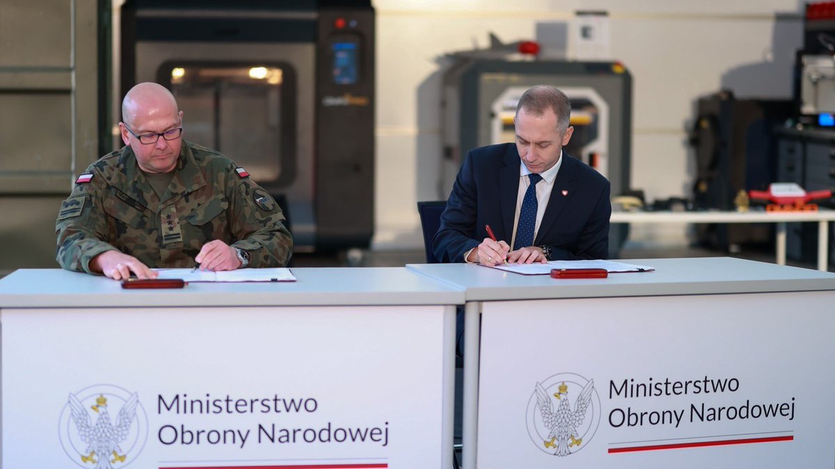KosiniakKamysz's tweet image. Systemy bezzałogowe stają się kluczowym elementem nowoczesnej armii. Dziś wiceminister @CTomczyk podpisał ważne umowy z instytutami badawczymi – przyspieszamy rozwój i wdrażanie bezzałogowców w Wojsku Polskim. Tworzymy Centrum Dronowe – wojsko i przemysł w jednym miejscu. Tylko w…