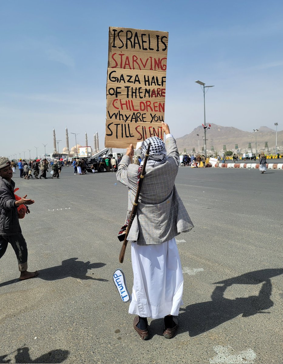 Lqa3viDYYW0l8VX's tweet image. A Yemeni citizen from Al-Sab’een Square asks: 👇??