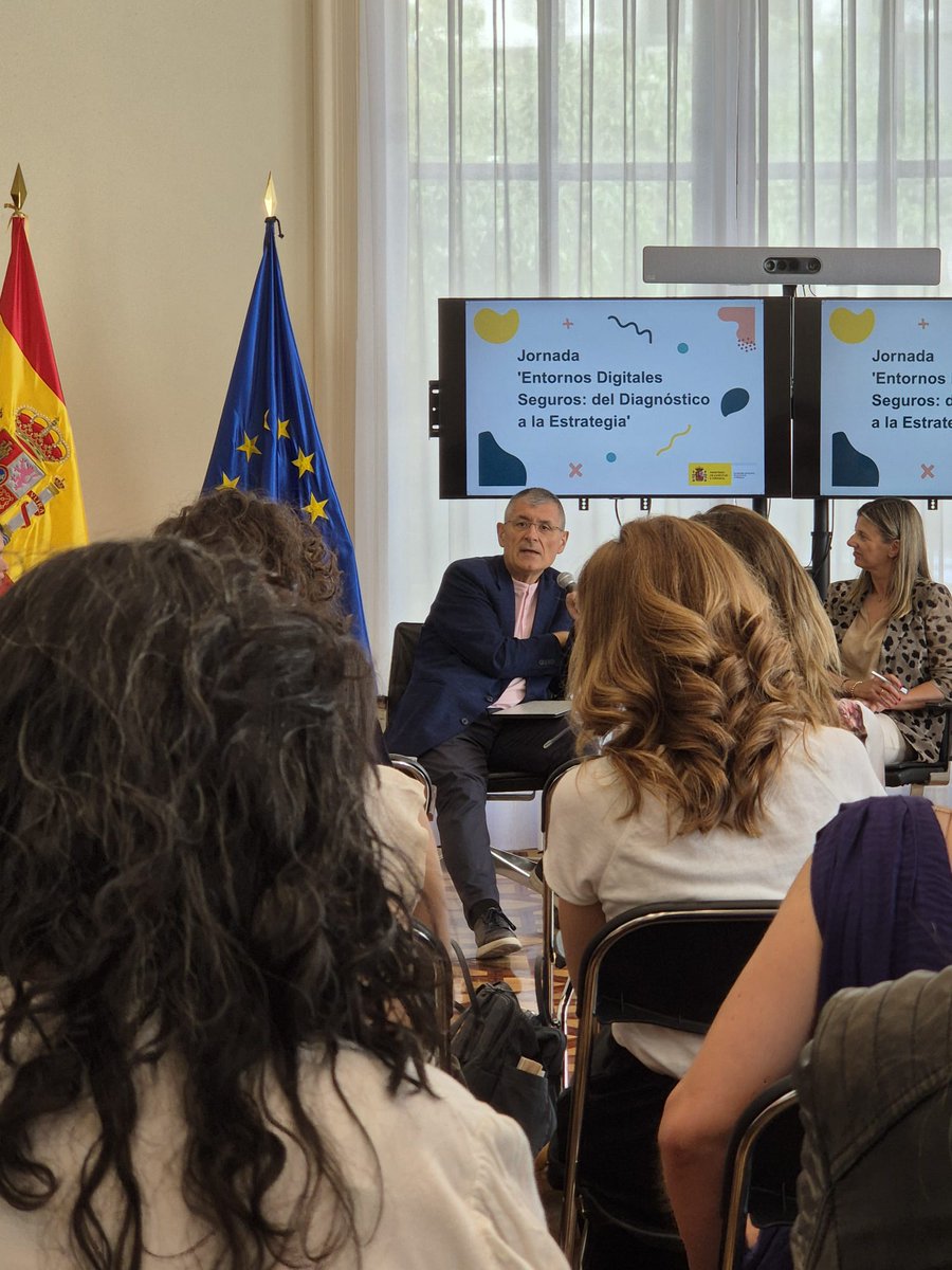 El profesor Ricard Martínez en "Entornos digitales seguros" organizada por <a href="/JuventudInfGob/">Ministerio de Juventud e Infancia</a> con especialistas del Pacto de Estado para la protección del menor firmado por UTECA: " hay que desplegar políticas públicas lo más eficientes posibles", sin descartar sanciones #infancia