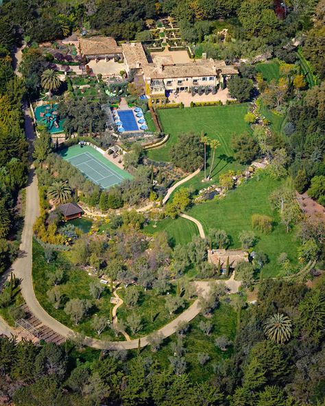 according2_taz's tweet image. Sorry I know this is a little late, but did Oprah accidently reveal that Harry and Meghan do not live here? Because I fail to see why they had to remove the duck from their huge estate, when they already have a pond... They have a large pond with a Japanese tea house??