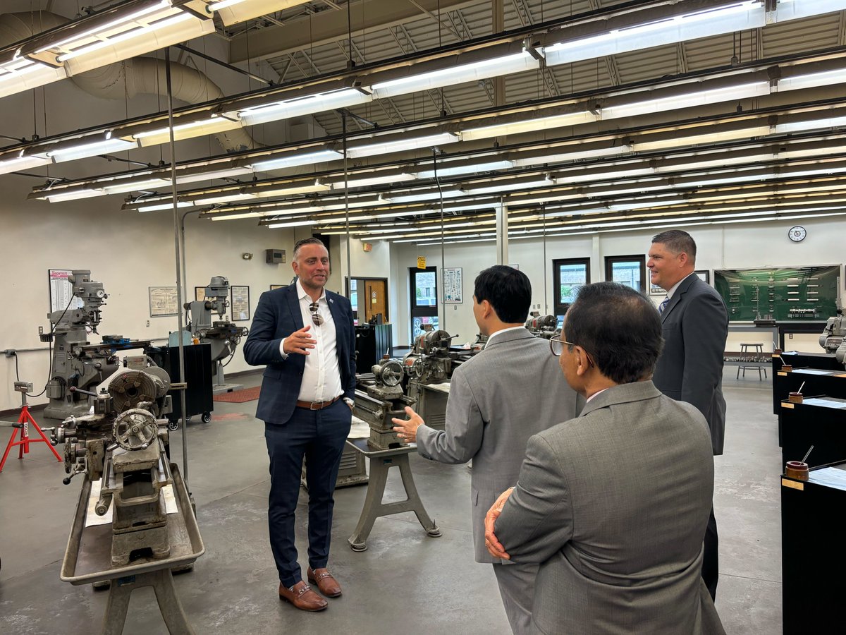 TTDAFLCIO's tweet image. The work of the merchant marine is crucial to maintaining U.S. national and economic security. Yesterday, @DOTMARAD Acting Administrator Sang Yi visited the Calhoon @MEBAUNION Engineering School, where academy interns learn and develop their trade.