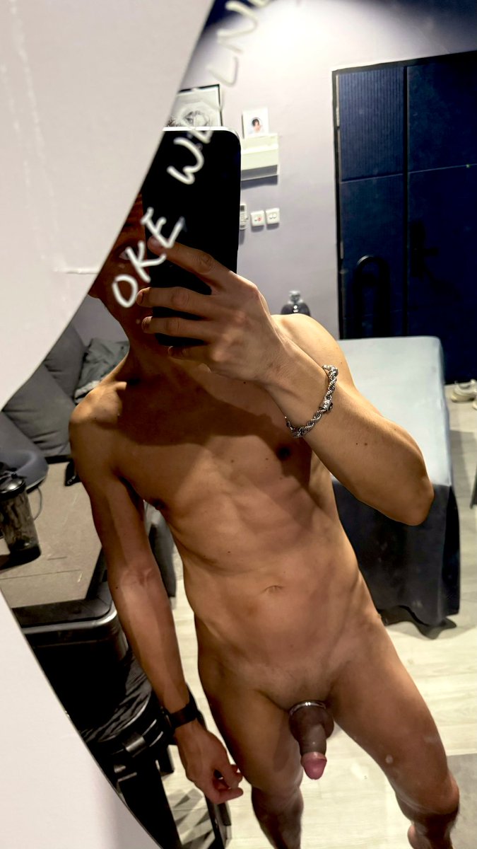 話說上個星期
有一日射咗波
咁就一條友響房打飛機啦🛫
點知拎住部電話同一個姿勢成粒鐘🕛
背脊雞翼骨個位又痛到想喊了🤥

咁平時碌X開都留意到👀
有好多網黃🟡都搵呢個按摩仔仔
又硬又濕哂咁😳咁我咪膽粗粗試吓book
佢又真係知我邊度有事
撳到我叫到拆天😂
．
個個去到都影吓
咁我梗係唔執輸啦😝