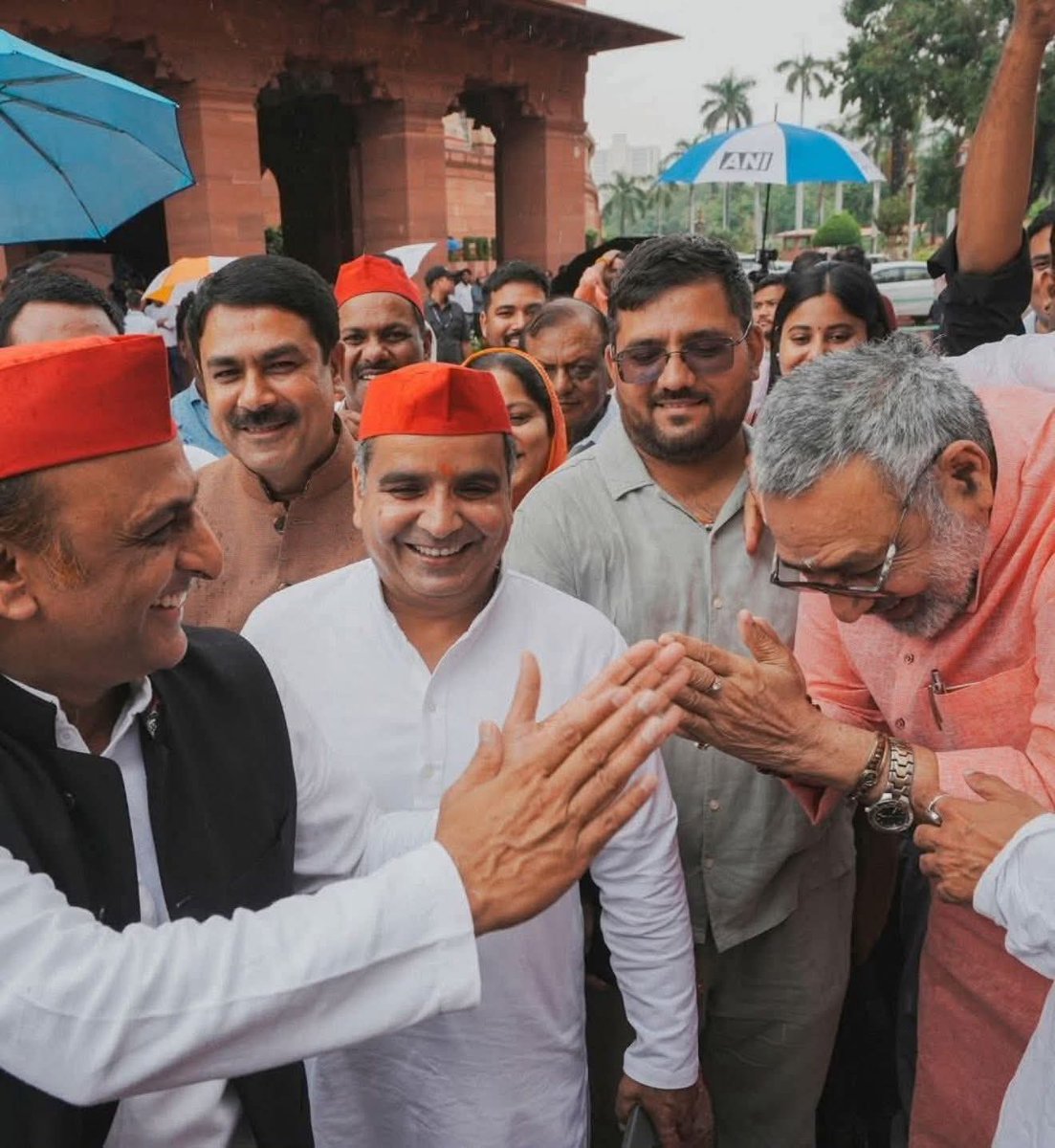 PrinceeRJD's tweet image. गिरिराज जी:- सर चुनाव बाद तेजस्वी जी से कहकर हमको बक्श देने कहिएगा..!!
अखिलेश भैया:- ठीक है, लेकिन ज़हर उगलना कम कीजिए 🥱
नतमस्तक होने से कुछ नै होगा..!!