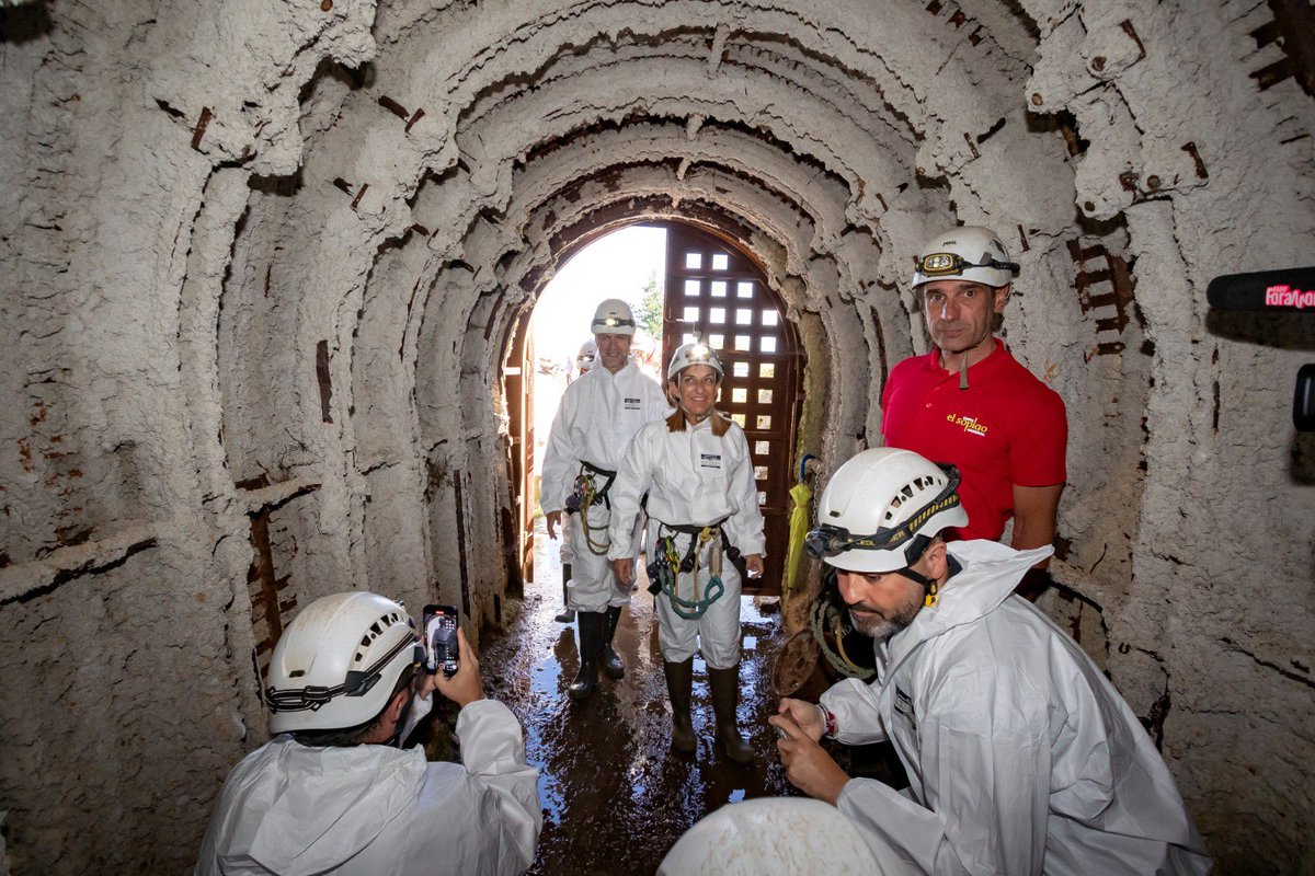 Bajo la tierra de <a href="/cant_infinita/">Cantabria Infinita</a> late una maravilla que emociona, sorprende y nos hace sentir pequeños.

El Soplao cumple 20 años abierto al mundo y sigue siendo tan mágico como el primer dia. 

Este aniversario es una oportunidad única para redescubrir la cueva y su vía ferrata.